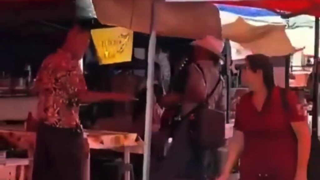 VIDEO: Turista estadounidense agrede a un músico callejero en México y pasa esto