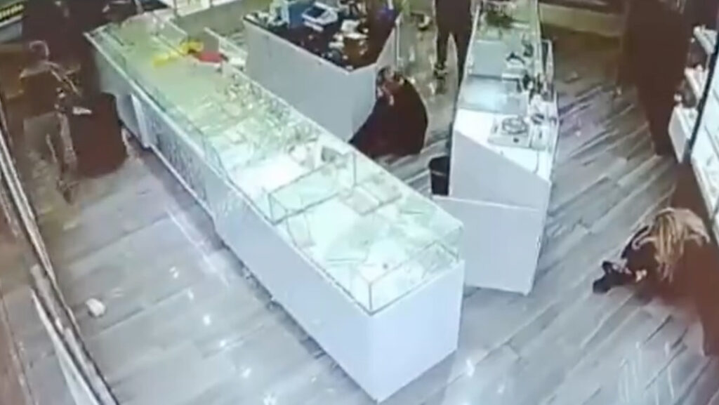 Ladrones dejan vacía una joyería en menos de un minuto (VIDEO)