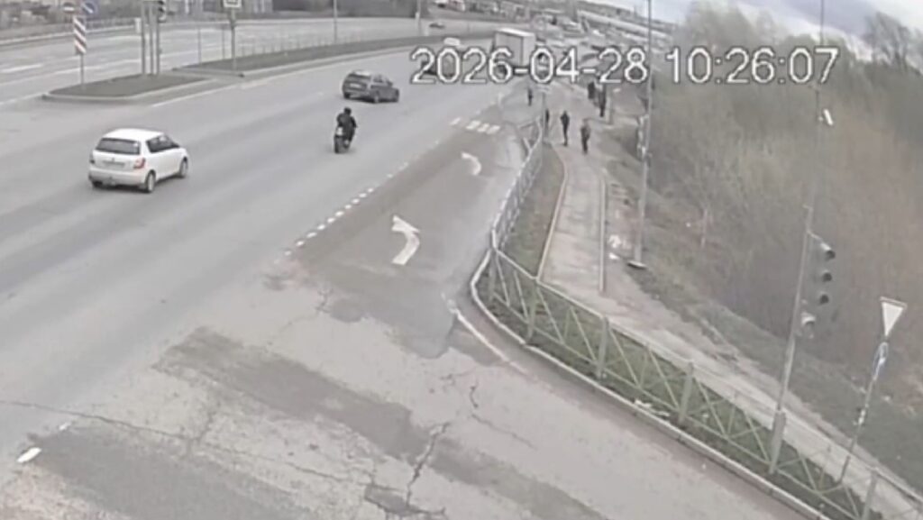 VIDEO: Motociclista rueda a toda velocidad y protagoniza un espeluznante choque contra un coche