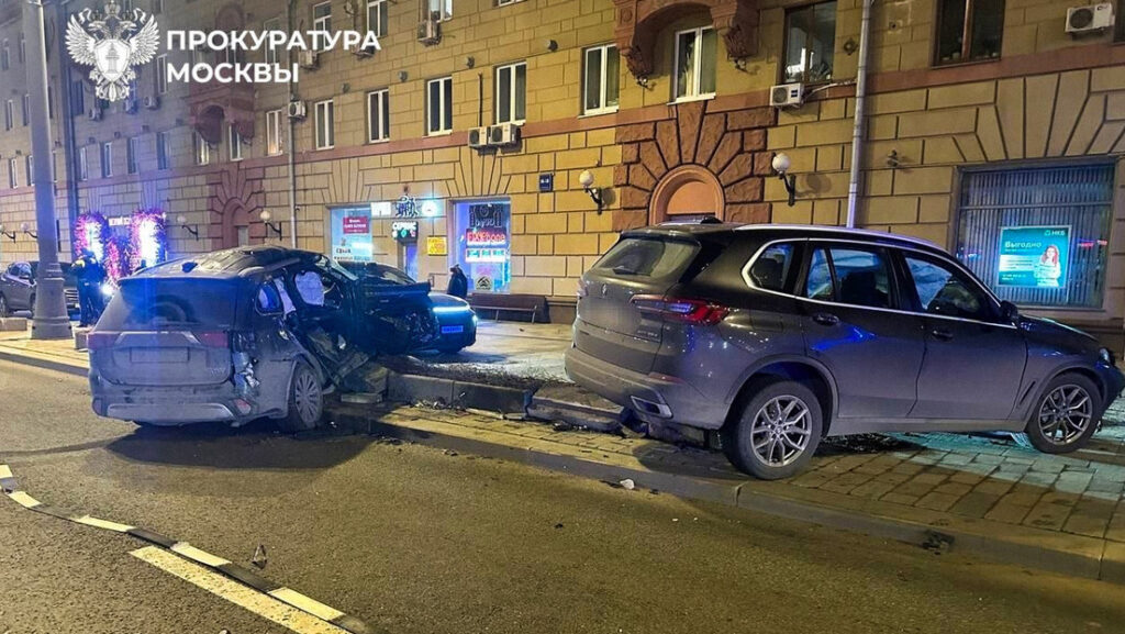 VIDEO: Un Mercedes a gran velocidad pierde el control y causa una tragedia en Moscú