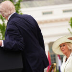 "Cariño, lo siento": Trump bromea que su matrimonio con Melania no durará tanto como el de sus padres
