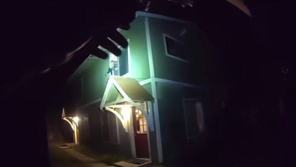 ATERRADOR VIDEO: Cuelga a un niño de una ventana y ataca con un machete a un policía