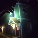 ATERRADOR VIDEO: Cuelga a un niño de una ventana y ataca con un machete a un policía