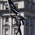Bansky lo hizo de nuevo: Reveló ser autor de polémica estatua que apareció misteriosamente en Londres | Artes y Cultura