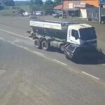Brutal embestida de un camión a un coche (FUERTE VIDEO)