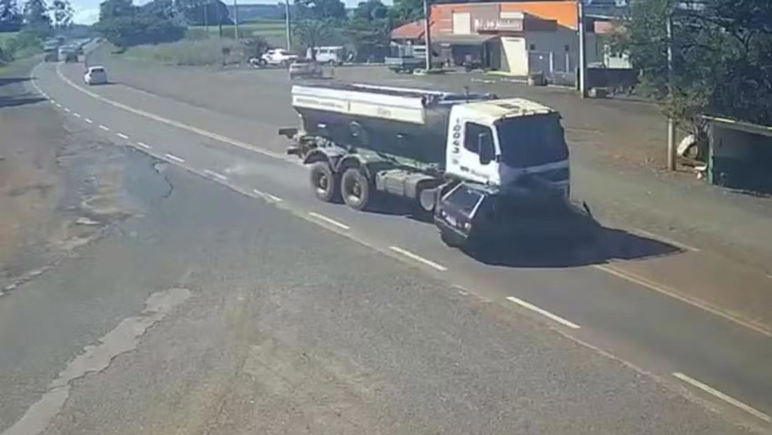 Brutal embestida de un camión a un coche (FUERTE VIDEO)