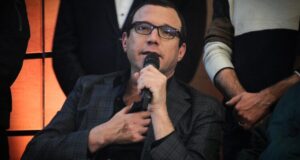«Ni siquiera contesta»: Julián Elfenbein estaría devastado tras recibir nuevol golpe de Chilevisión