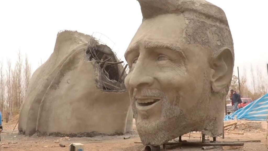 Un Messi gigante se levanta en Argentina: construyen la estatua más grande del mundo dedicada al futbolista (VIDEO)