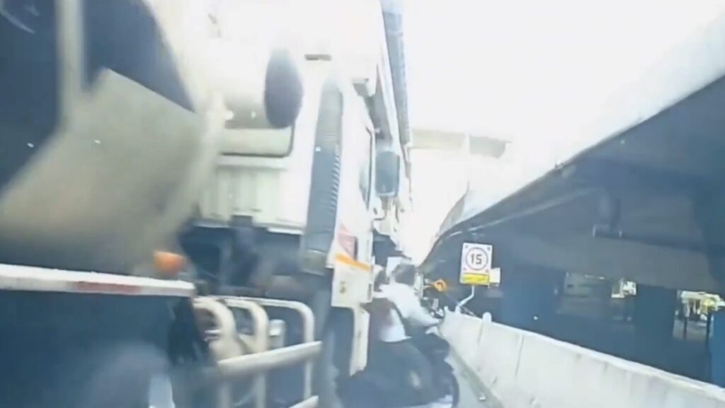VIDEO: Camión sin frenos arrasa varios autos y por poco aplasta a una pareja en moto