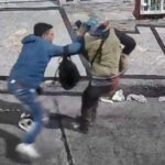 VIDEO: Dos ladrones atacan a un transeúnte y reciben su merecido de forma cinematográfica