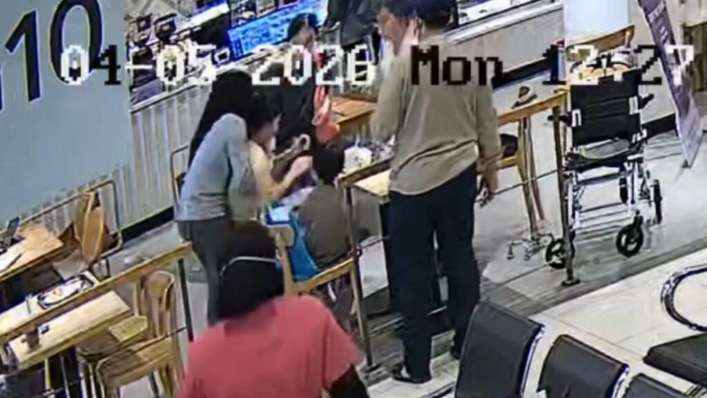VIDEO: Enfermera actúa a tiempo y evita la muerte de una mujer atragantada