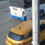 VIDEO: Escalofriante momento en que motociclista embiste a un pasajero cuando bajaba del autobús
