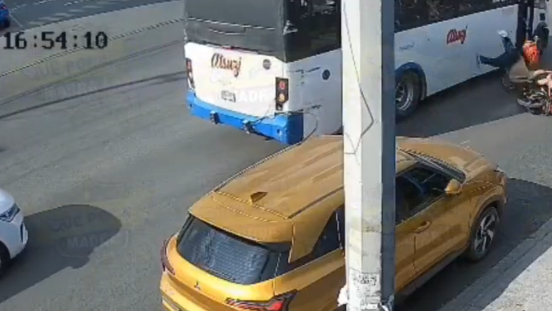 VIDEO: Escalofriante momento en que motociclista embiste a un pasajero cuando bajaba del autobús