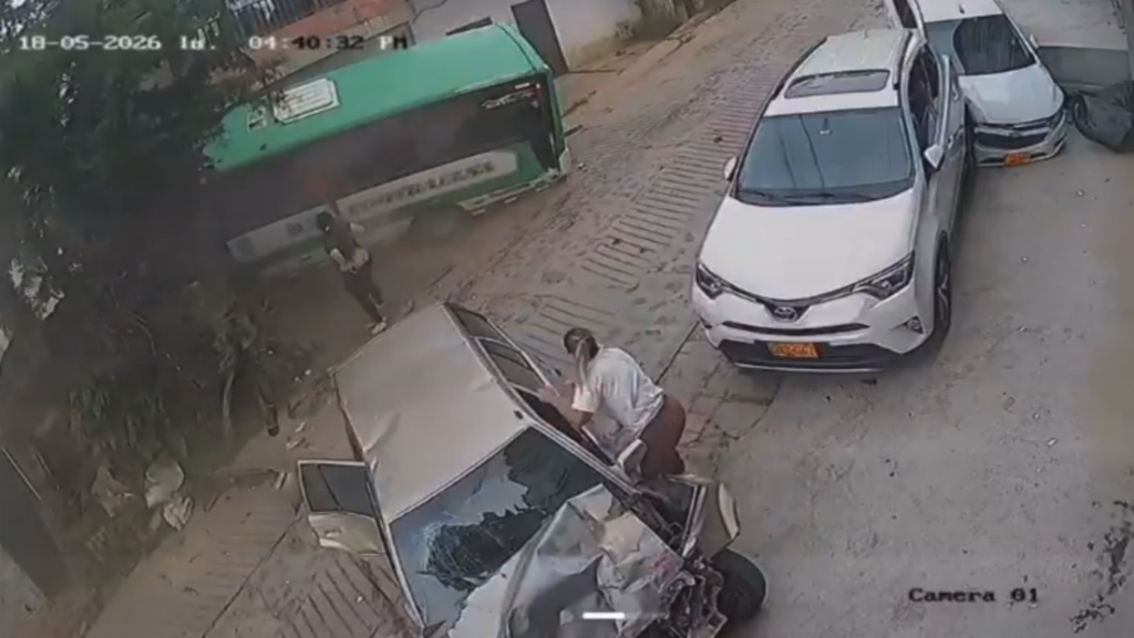 VIDEO: La impactante colisión múltiple provocada por un autobús fuera control que deja 17 heridos