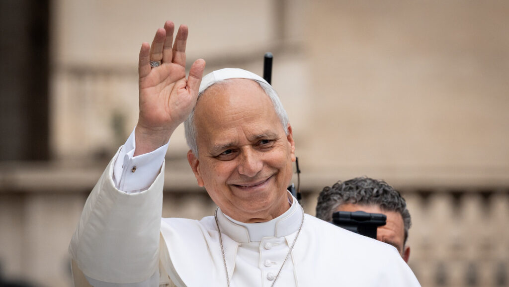 VIDEO: Regalan una pizza al papa León XIV
