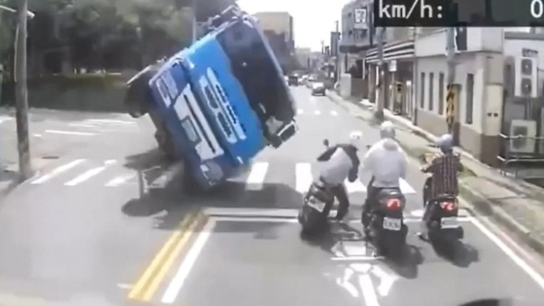 Un motociclista esquiva la muerte por segundos en China