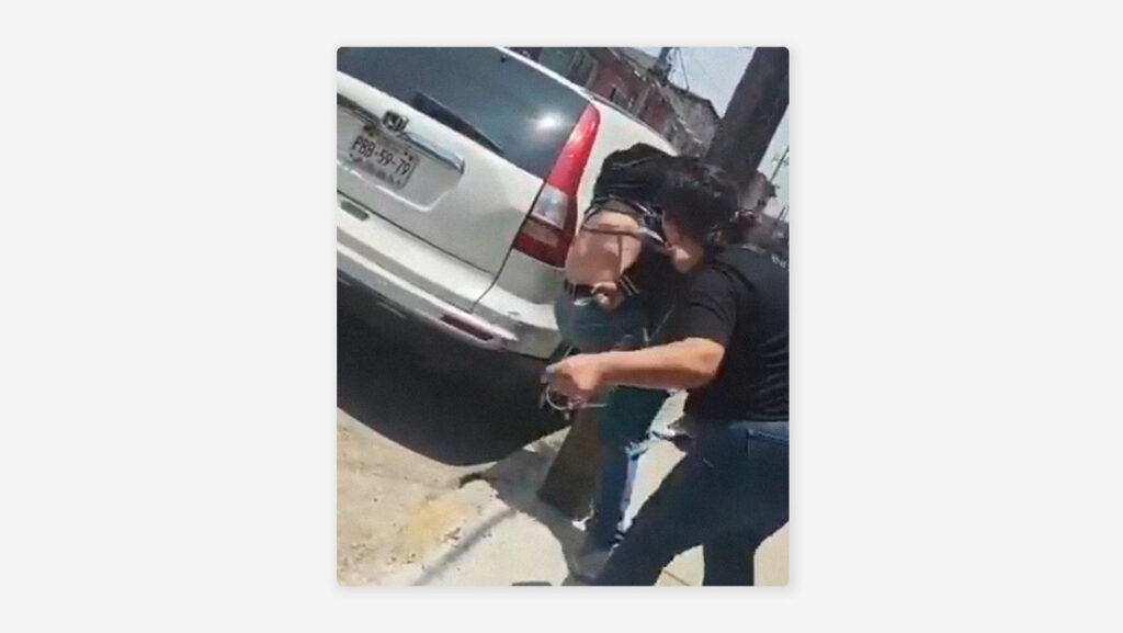 ¡Para ya mamá!: a correazos y golpes en público castiga una madre a un presunto ladrón (VIDEO)