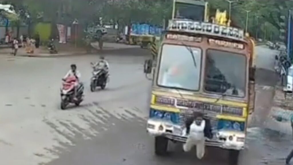 BRUTAL ACCIDENTE: Camión le pasa por encima a una mujer y sobrevive (VIDEO)