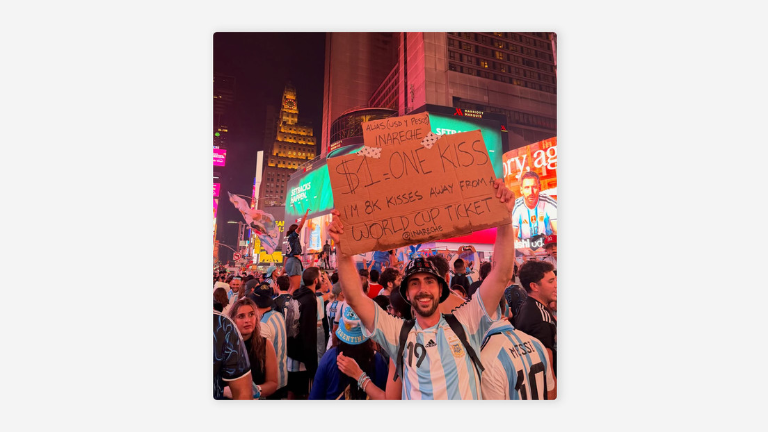 Un dólar por beso: el peculiar método de un hincha argentino para llegar a la final del Mundial