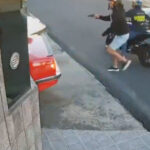 VIDEO: Conductor usa su 'instinto arácnido' para evitar un asalto armado en el portón de su casa