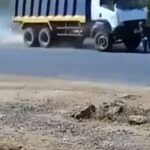 VIDEO: Motociclista queda en el medio de un impresionante choque múltiple y escapa sin un rasguño