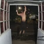 VIDEO: Un hombre ebrio cae desde un tercer piso y sorprende con su reacción