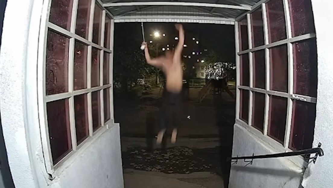 VIDEO: Un hombre ebrio cae desde un tercer piso y sorprende con su reacción