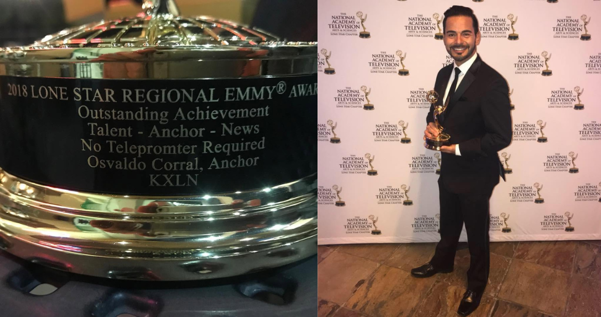 Osvaldo Corral junto a uno de sus premios Emmy Lone Star
