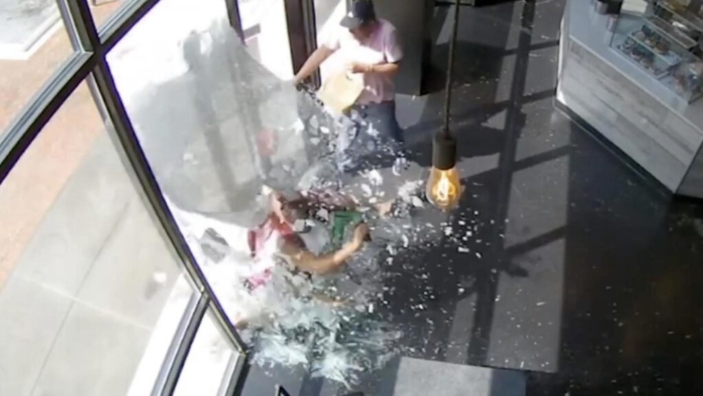 Aparatosa travesía de dos chicas en 'scooter' termina en lugar inesperado (VIDEO)