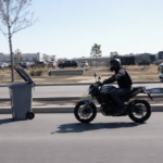 Aparece un bote de basura en plena carretera y le pasa esto a un motociclista (VIDEO)