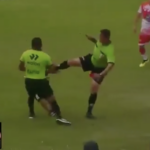 De la tarjeta roja a una patada, la insólita acción de un árbitro en pleno partido (VIDEO)