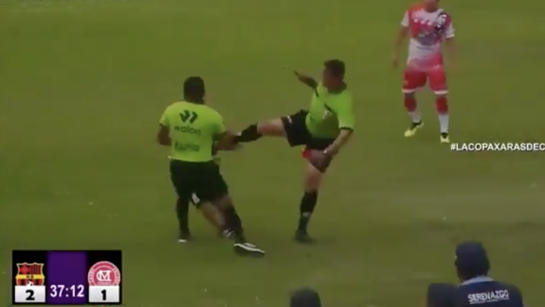 De la tarjeta roja a una patada, la insólita acción de un árbitro en pleno partido (VIDEO)