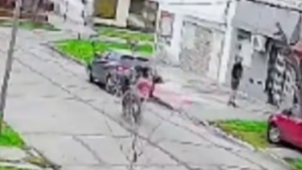 Doble robo expreso: falsos repartidores atracan a dos personas a mano armada en siete minutos (VIDEO)