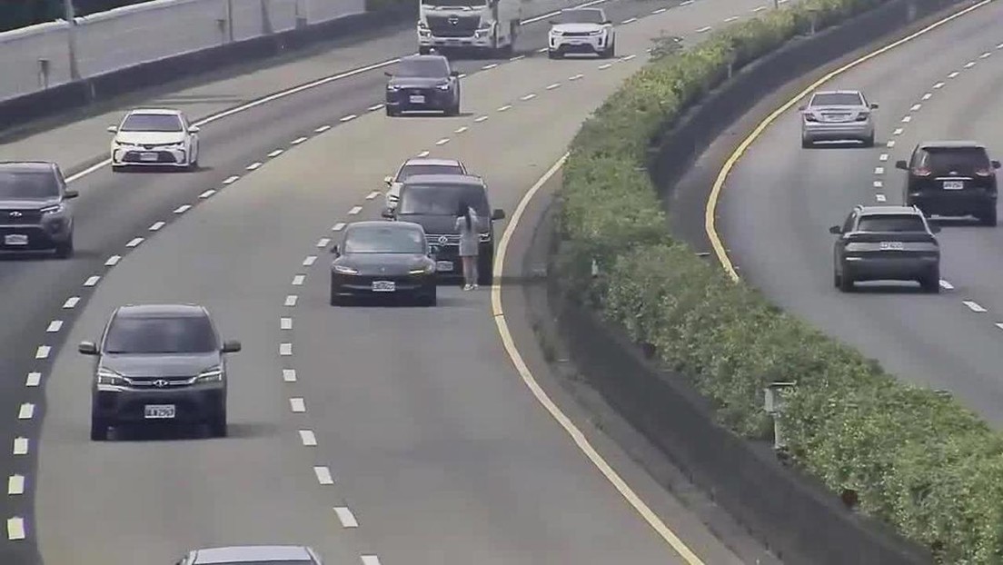 FUERTE VIDEO: Trágico choque a alta velocidad de una camioneta contra un Tesla y una furgoneta