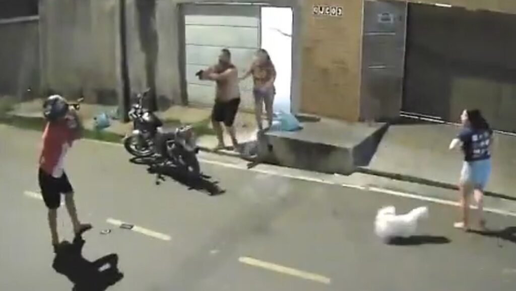 No se dejó robar: Mujer forcejea con un ladrón y un policía armado lo ahuyenta (VIDEO)