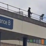 Un hombre vestido de la Muerte se sube al techo de un hospital y aterroriza a los pacientes (FOTO)