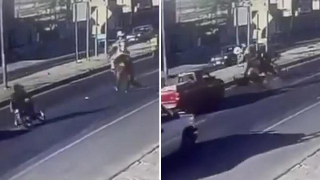 Un jinete pierde el control de su caballo y choca violentamente contra un motociclista (VIDEO)