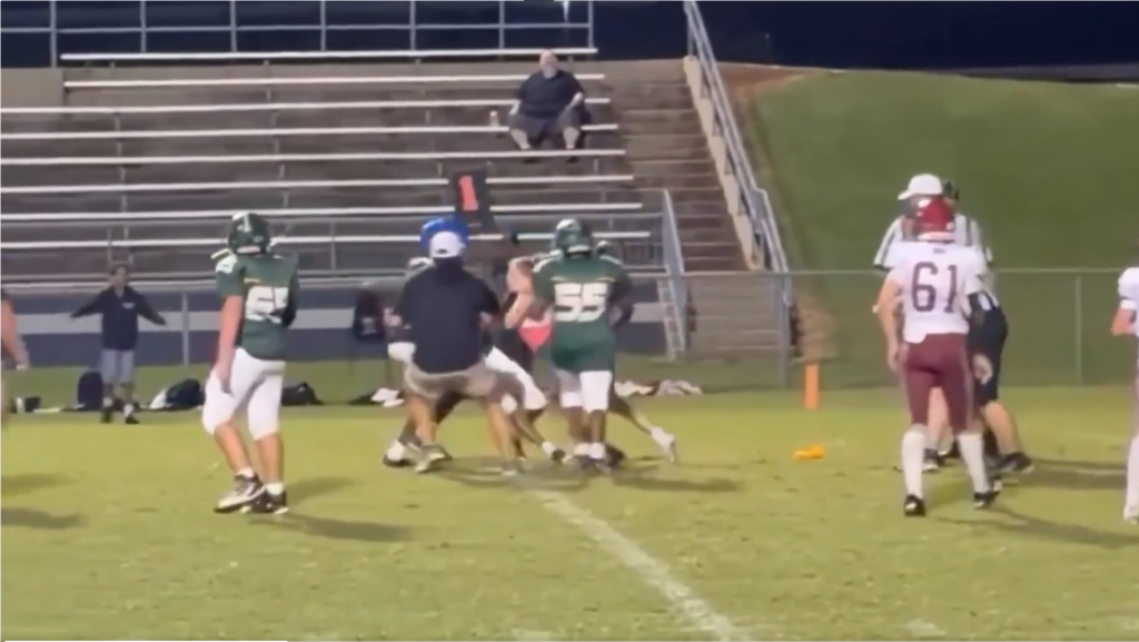 VIDEO: Adolescente irrumpe en pleno partido de fútbol americano y se lanza sobre un jugador