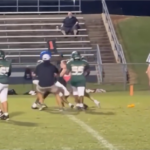 VIDEO: Adolescente irrumpe en pleno partido de fútbol americano y se lanza sobre un jugador