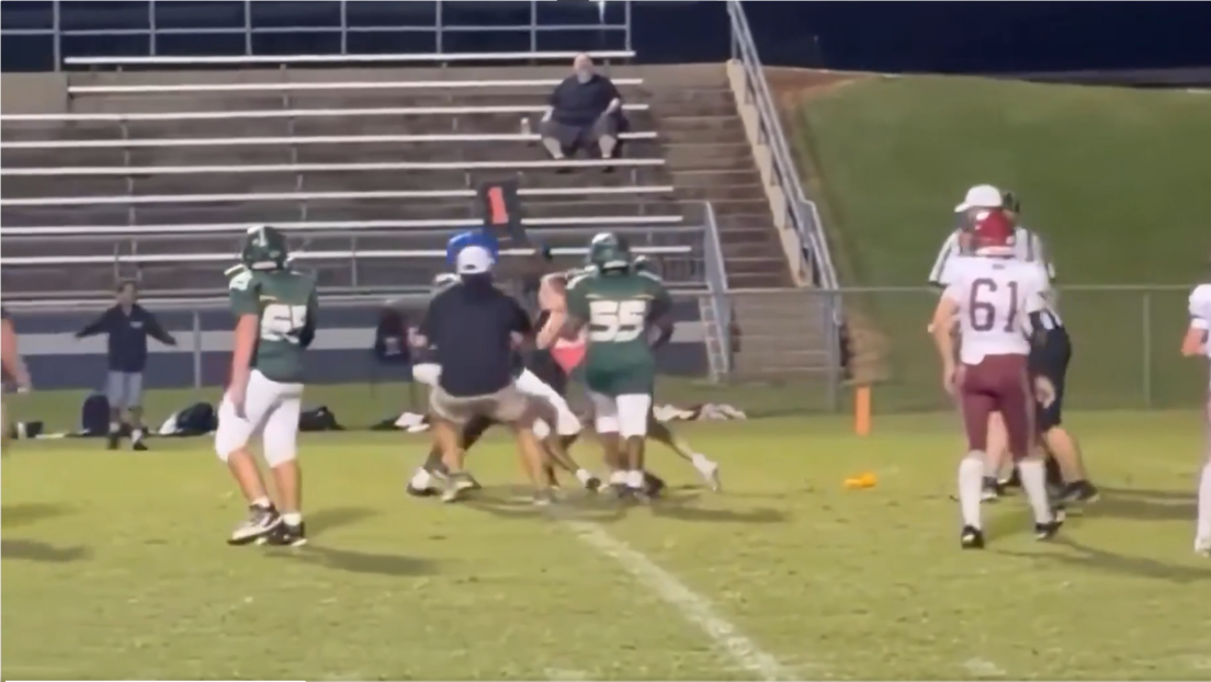 VIDEO: Adolescente irrumpe en pleno partido de fútbol americano y se lanza sobre un jugador