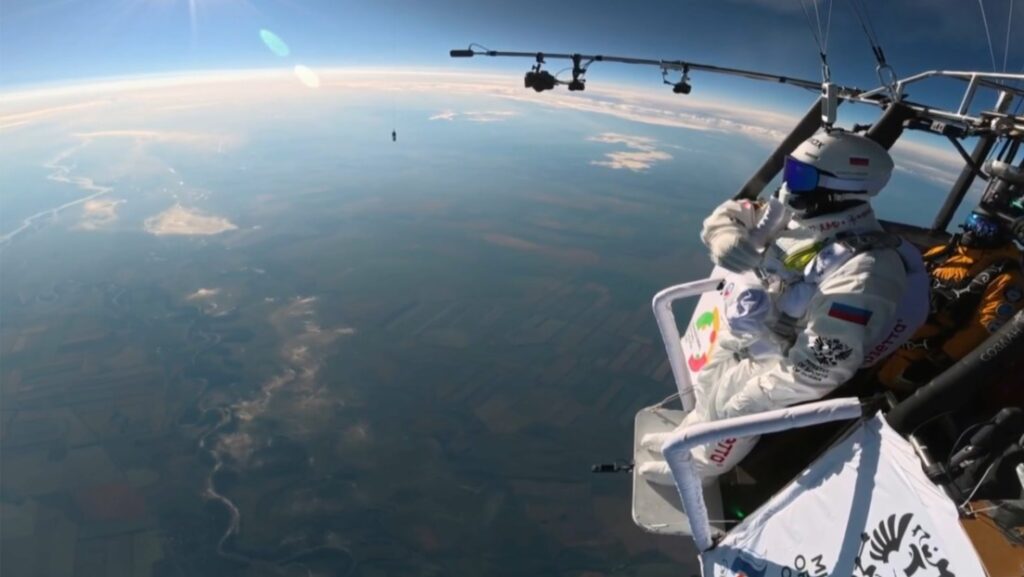 VIDEO: Alucinante salto estratosférico a más de 11.000 metros de altura rompe récord mundial
