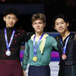 VIDEO: El conmovedor gesto de dos patinadores con un campeón ruso obligado a competir sin bandera