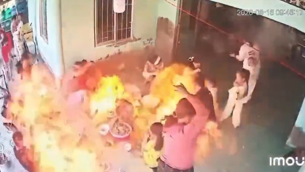 VIDEO FUERTE: Una bombona de gas explota y una bola de fuego engulle a quemarropa a una familia