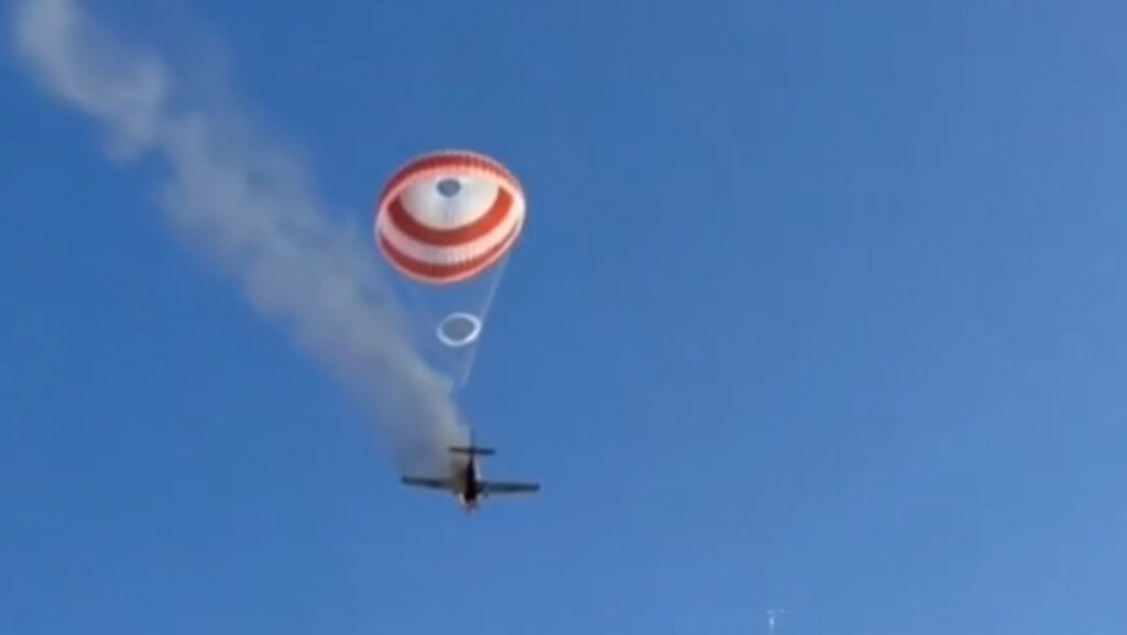 VIDEO: Una avioneta se estrella, incendia y el piloto se eyecta a través del paracaídas
