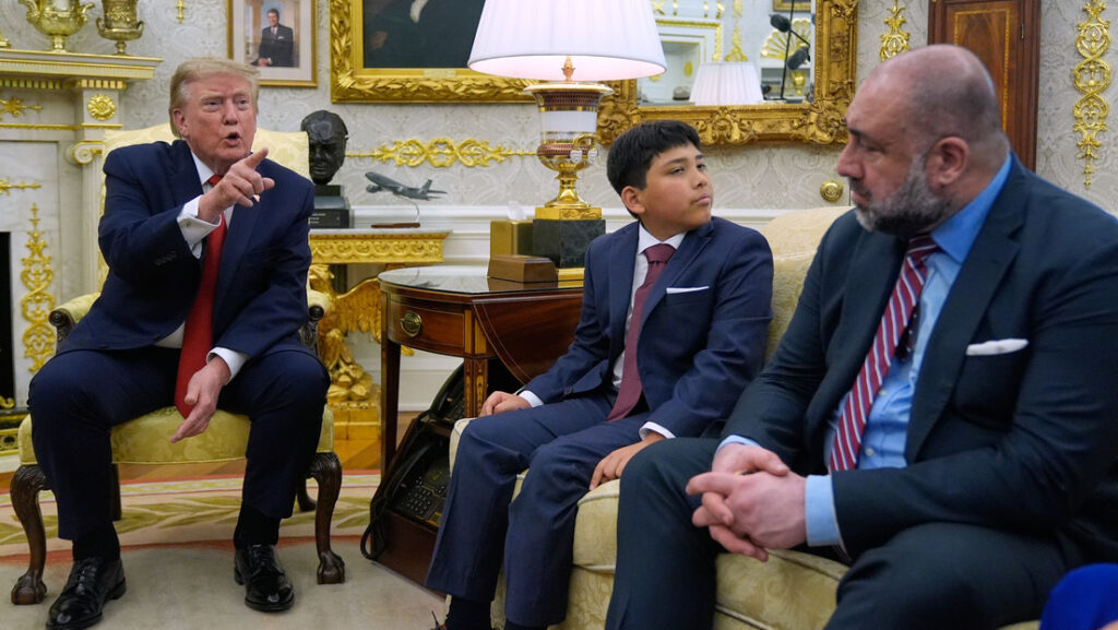 "Cállate, reportas noticias falsas": Trump regaña y manda a callar a un reportero (VIDEO)