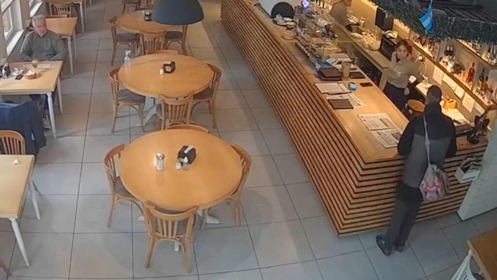 "Te arruino": Entró mendigando pan y salió insultando (VIDEO)