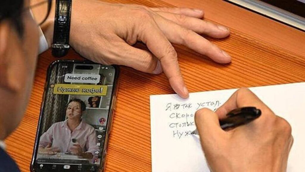 Captan a un diputado surcoreano estudiando ruso con TikTok durante una sesión parlamentaria