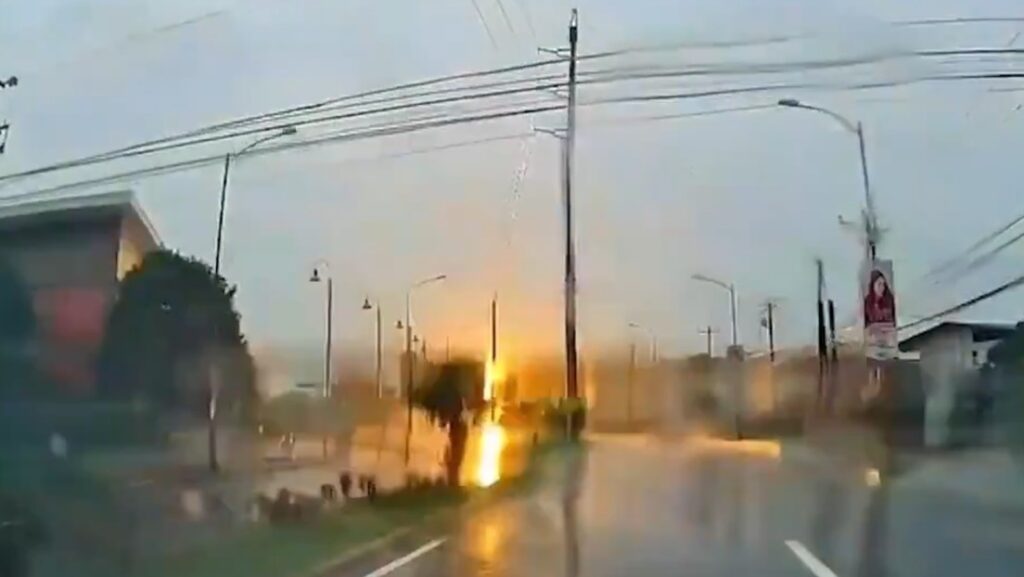 IMPACTANTE MOMENTO en que un rayo cae a centímetros de un vehículo (VIDEO)