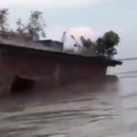 La fuerza del río despedaza una casa en cuestión de segundos (VIDEO)