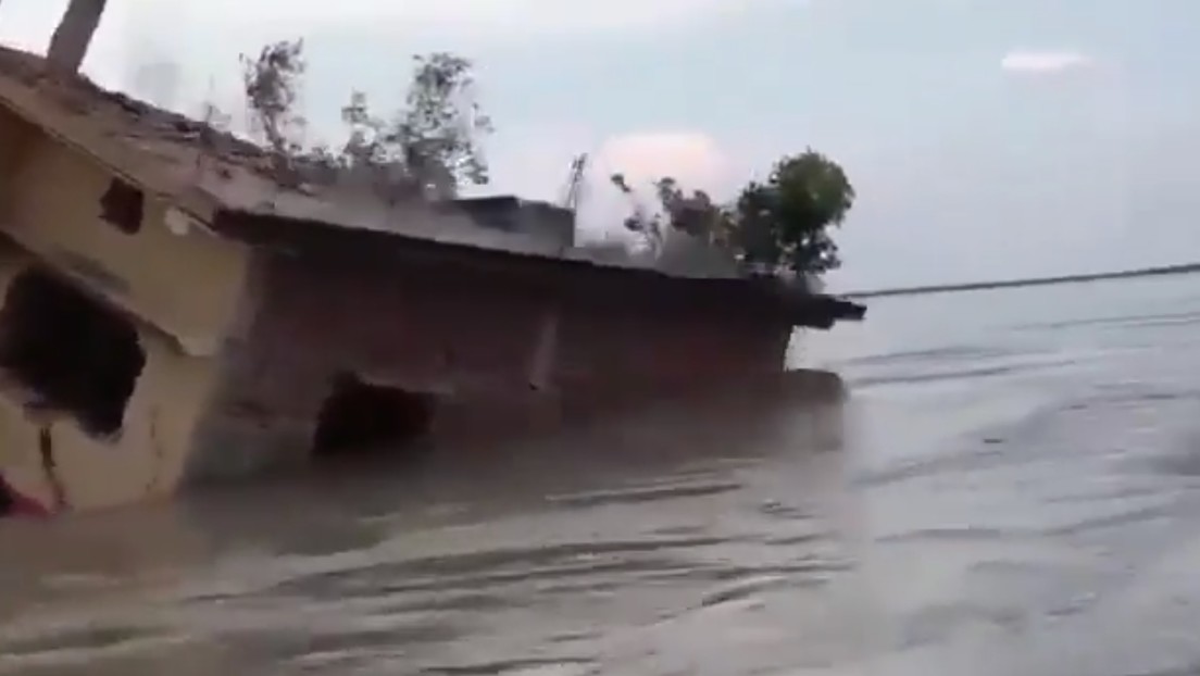 La fuerza del río despedaza una casa en cuestión de segundos (VIDEO)